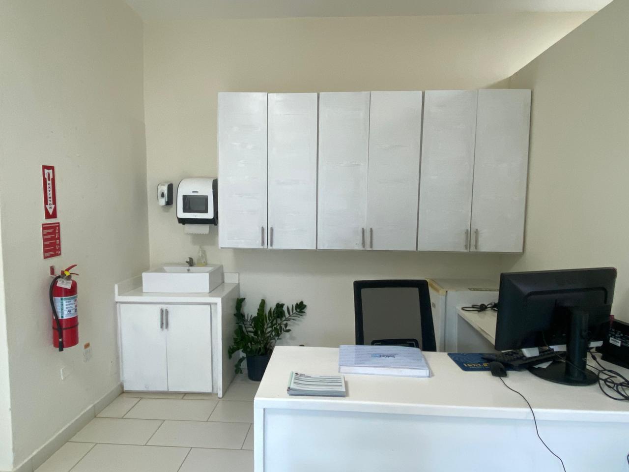 Equipo empresarial recibiendo atención médica en sitio
