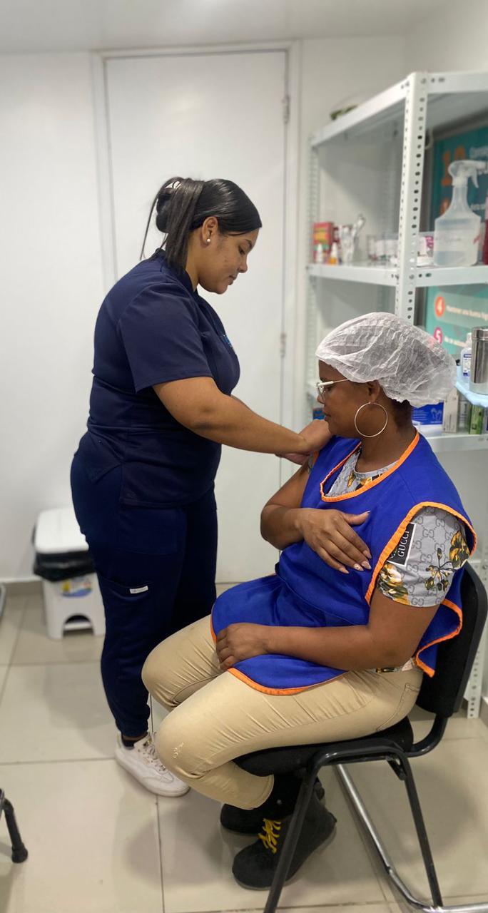 Paciente en consulta médica virtual desde su hogar